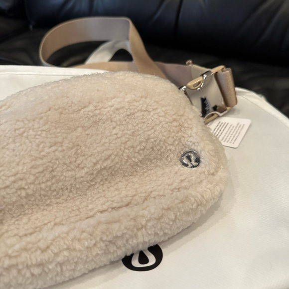 NWT Lululemon Fleece Everywhere Belt Bag in Ivory - Picture 2 of 5